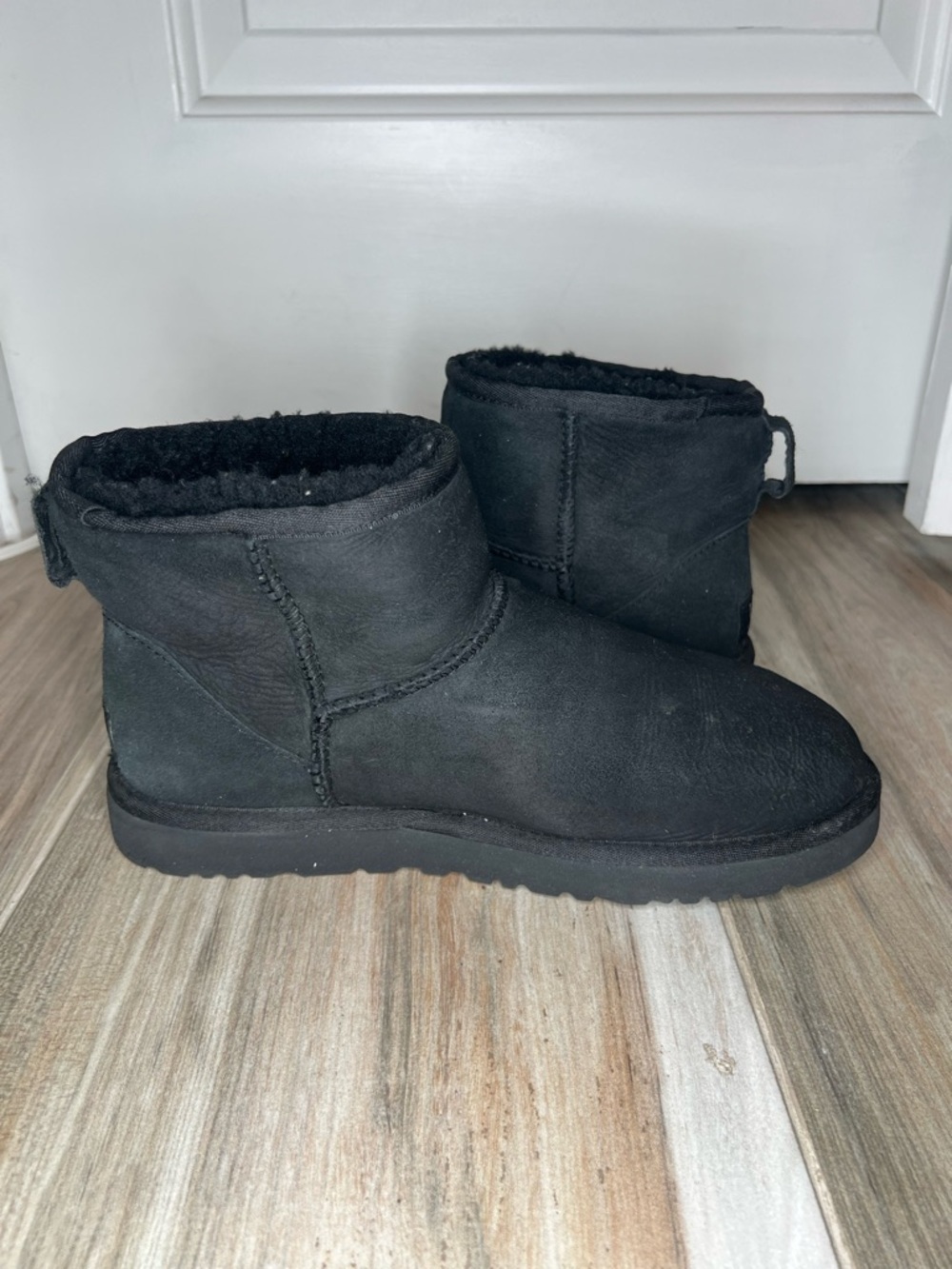 UGG Classic Mini Women Boots Black S/N 5854 Size 8 - Picture 6 of 10